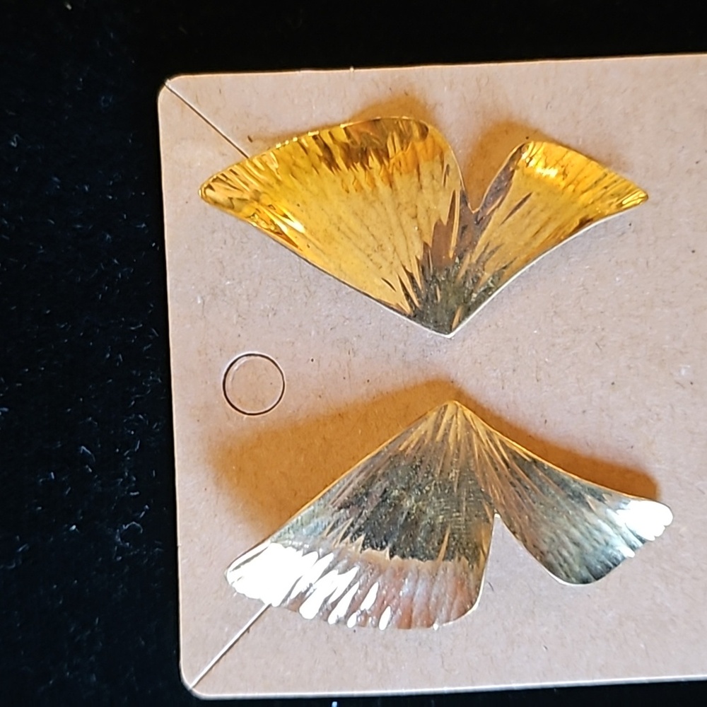 VINTAGE goldtone Pearce earrings